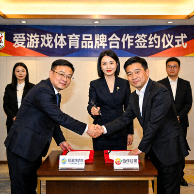 爱游戏体育公司首席市场官赵琳女士在品牌合作签约仪式上的照片