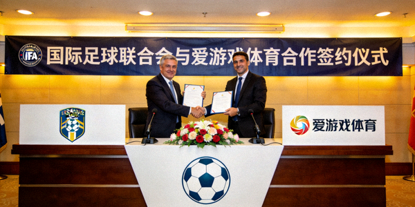 国际足球联合会标志与爱游戏体育合作签约仪式现场照片