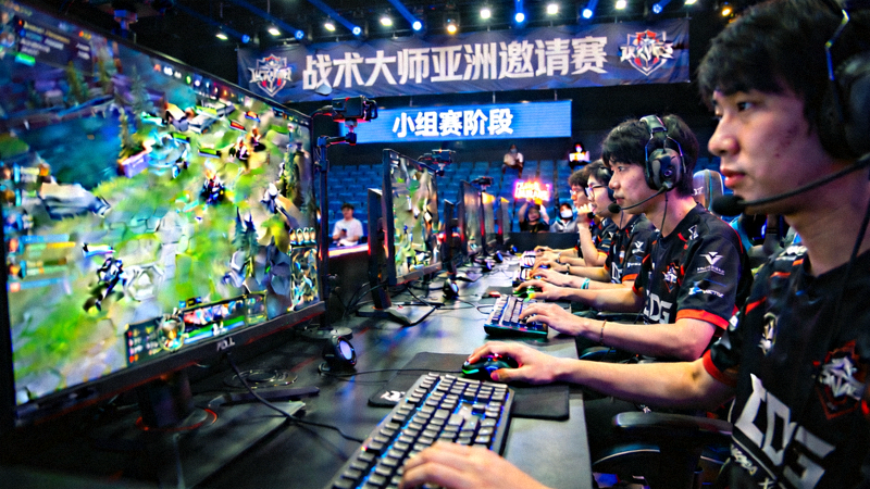《战术大师》亚洲邀请赛小组赛阶段比赛现场，选手们正在紧张对战